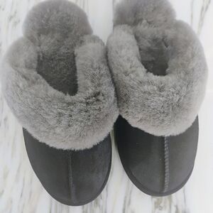 Women's Black And Gray Slippers Size 7